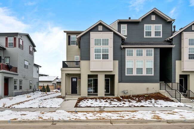 Building Photo - Spacious Family Home in Quiet Neighborhood