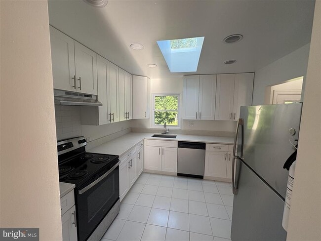 Building Photo - 13414 Queens Ln
