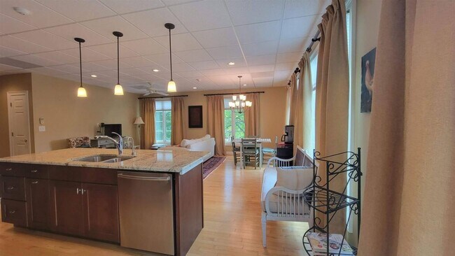 Building Photo - 1050 Parkside Cmns