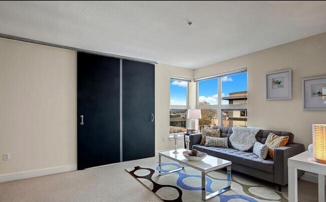 Foto del edificio - MOVE IN SPECIAL! One month off - Move in by 1/1/26 - TOP FLOOR UNIT, 1bd/1ba available now- 1 Par...