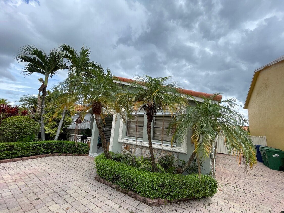 Foto principal - 9922 SW 2nd St