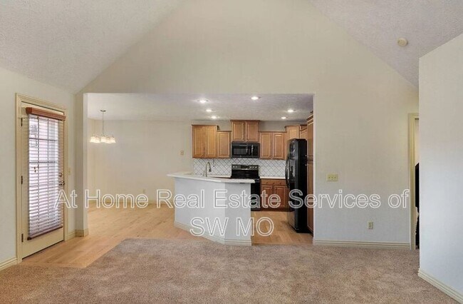 Building Photo - 122 W Sandalwood Ln