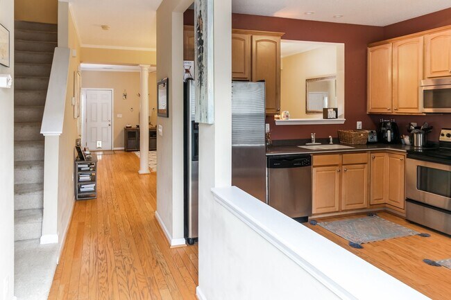 Foto del edificio - Spacious, well-kept 3 bedroom N Raleigh townhome with fenced back area!