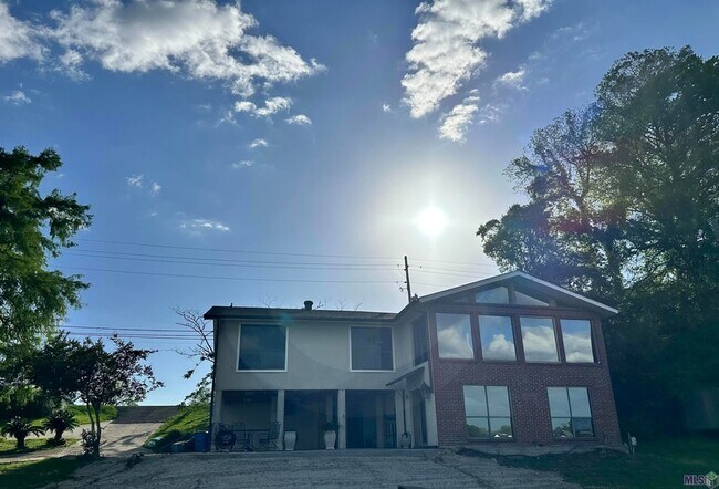 Foto del edificio - 8174 False River Rd