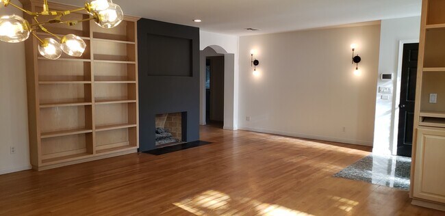 Building Photo - 4202 Woodman Ave