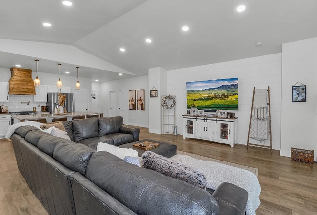 Building Photo - 205 Kelso Mesa Dr