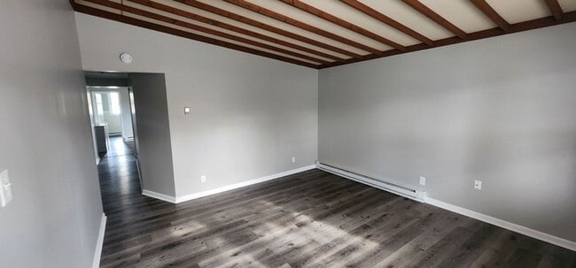 Building Photo - Newly Renovated 1-bedroom, 1-bathroom apar...