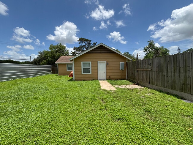 Building Photo - 12406 Carlsbad St