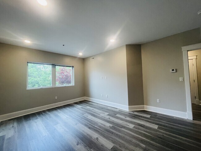 Building Photo - 330-350 Pleasant St. Unit 245