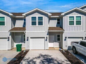 Building Photo - 1027 McLaren Cir