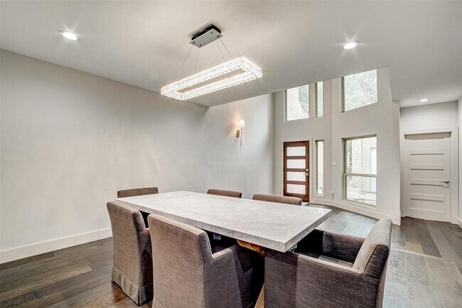 Foto del edificio - 9111 Briar Forest Dr