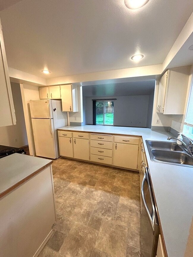 Building Photo - BECHTEL