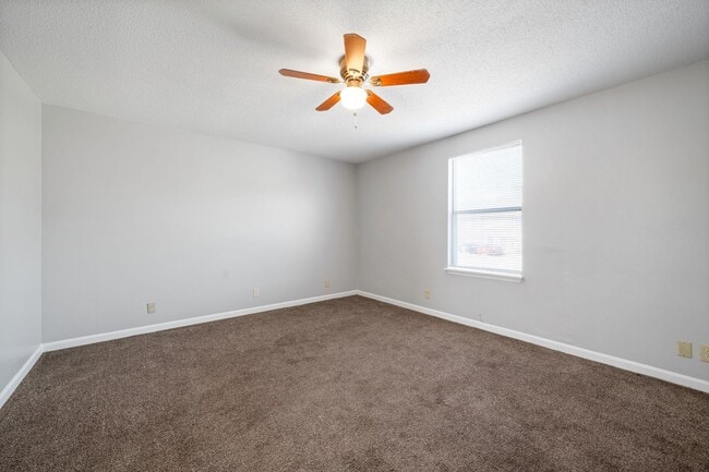 Building Photo - 923 Kingsbury Dr