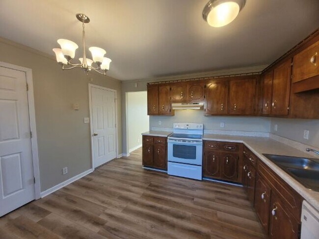 Building Photo - $1450 - 3 Bedrooms 2 Bath Adorable Ranch Home