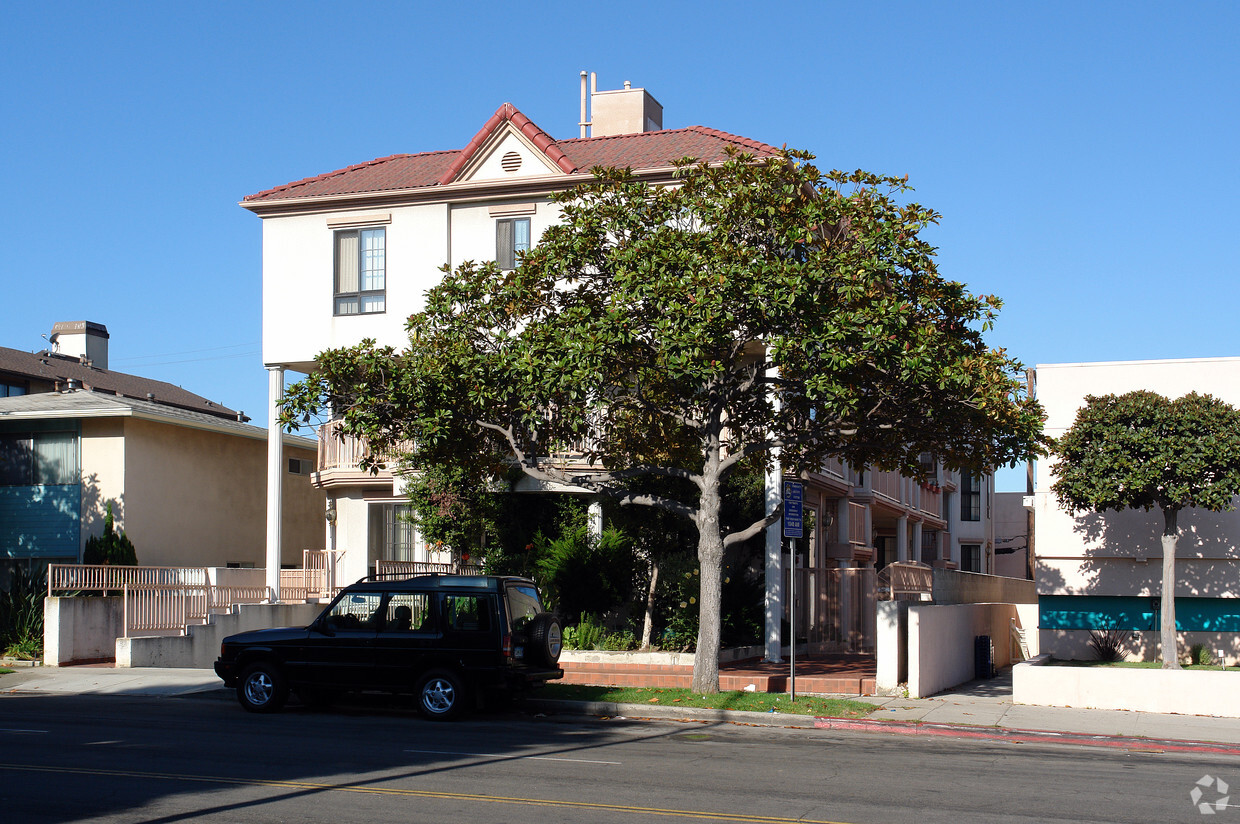 Building Photo - 951 Main St