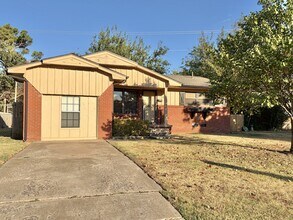 Building Photo - 2108 Marshall Dr