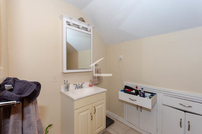 Foto del edificio - No Brokers Fee, Single-Family House for Rent in Brighton. Laundry, Parking Included
