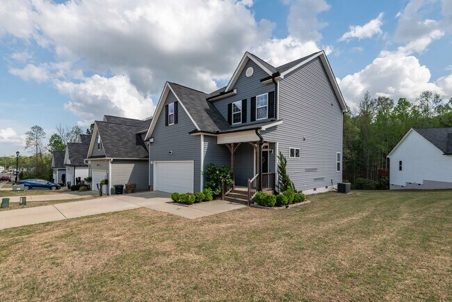 Building Photo - Gorgeous 4BD/2.5BA Home Available Early May!