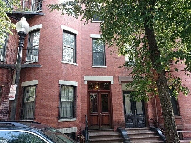 Building Photo - 104 Chandler St