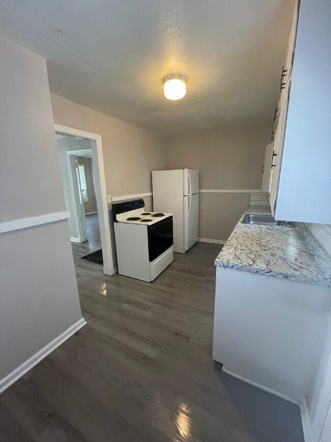 Building Photo - Spacious 1 Bedroom, 1 Bathroom Apartment- ...