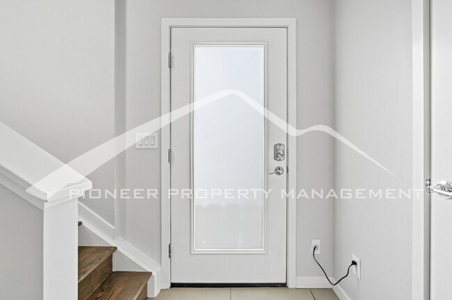 Foto del edificio - Gorgeous Townhome with Central AC and Rooftop Deck