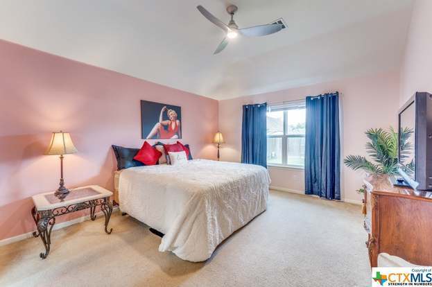 Foto del edificio - 5704 Meadow Wood Dr