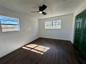 Building Photo - 100 Shady Oaks Ln