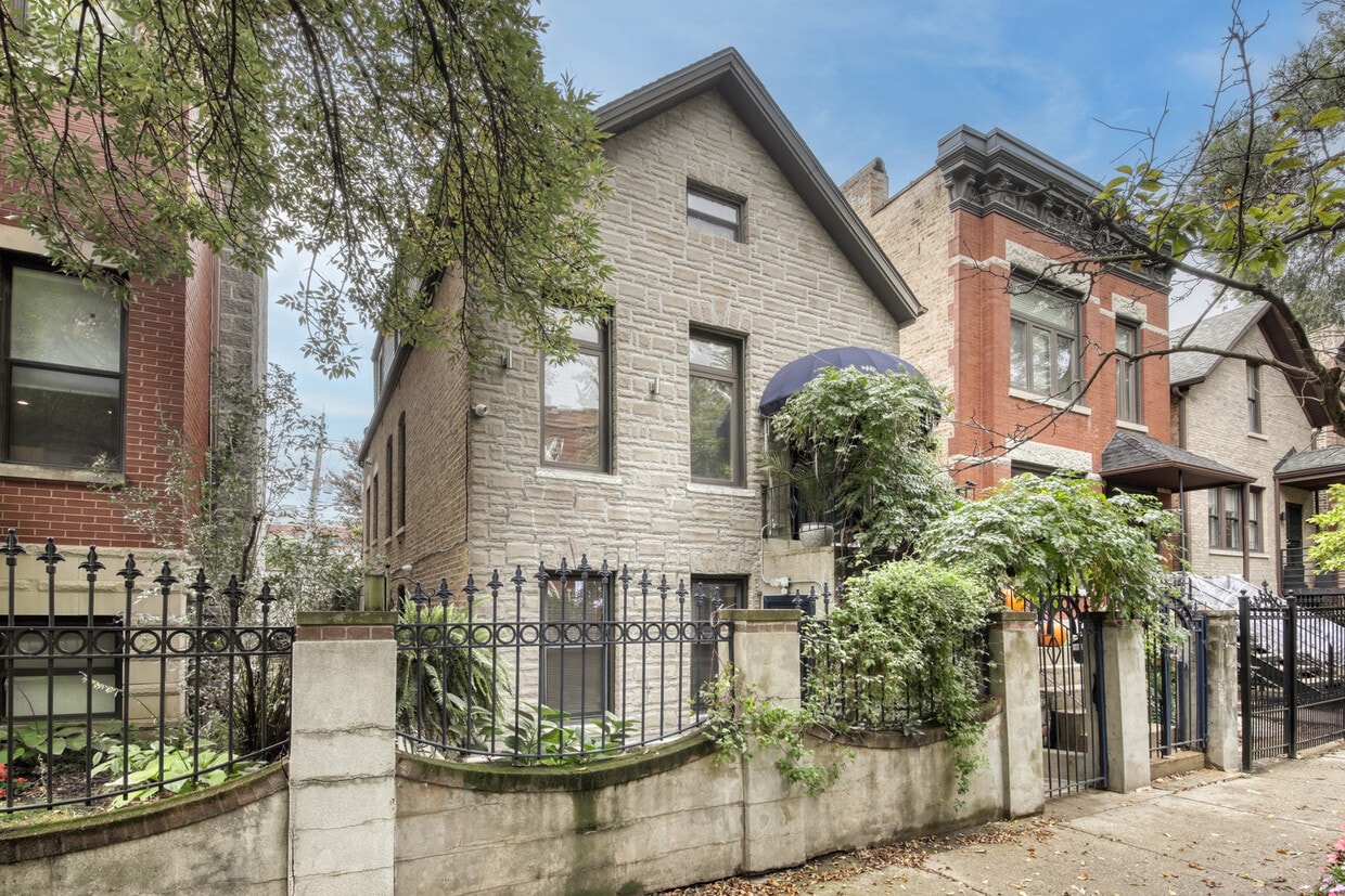 Primary Photo - 1620 N Claremont Ave