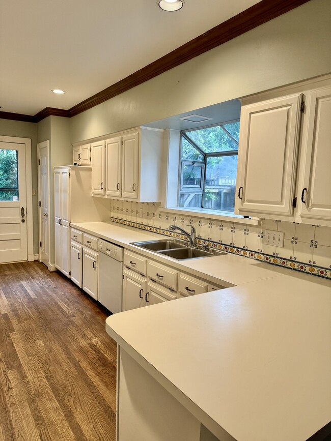 Building Photo - 3209 Mockingbird Ln