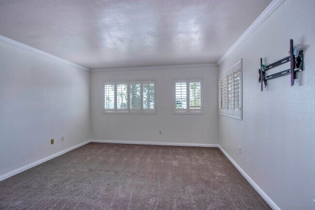 Building Photo - 6960 Hyde Park Dr
