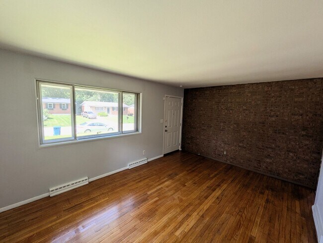 Building Photo - Cozy on Cove