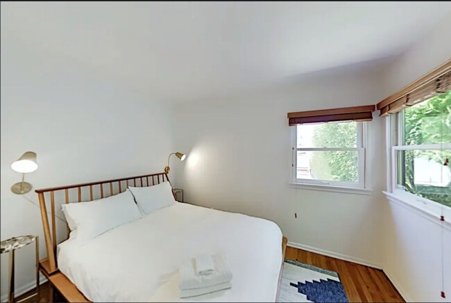 Building Photo - Gorgeous Recently Renovated Ranch Style Si...