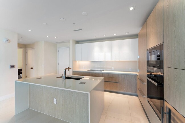 Building Photo - 3100 N Ocean Dr