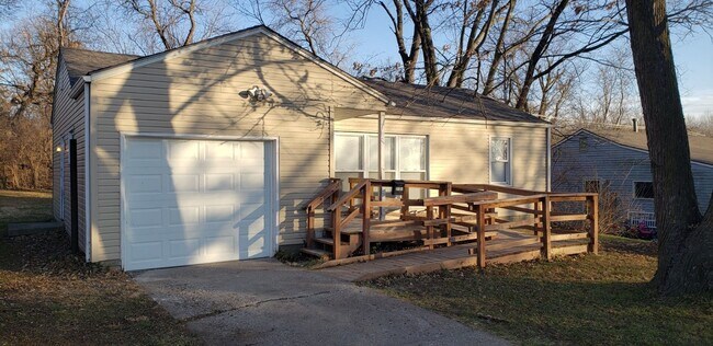 Building Photo - Updated 3 Bedroom Ranch with all the bells...