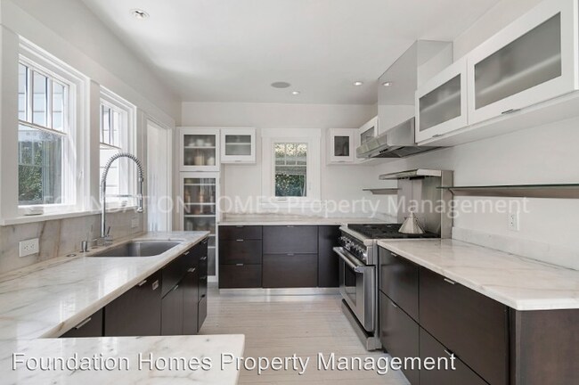 Building Photo - 3 br, 1.5 bath House - 33 Oakdale Ave