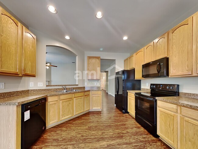 Building Photo - 204 Hollytree Cir