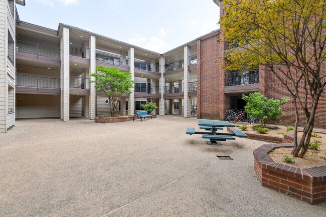 Building Photo - UT PRE-LEASE: Large 3 bed/2 bath Centennial Condos unit. Just steps from UT Campus!