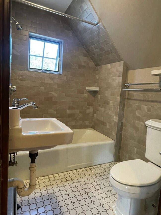 Building Photo - 118 Aiken Ave