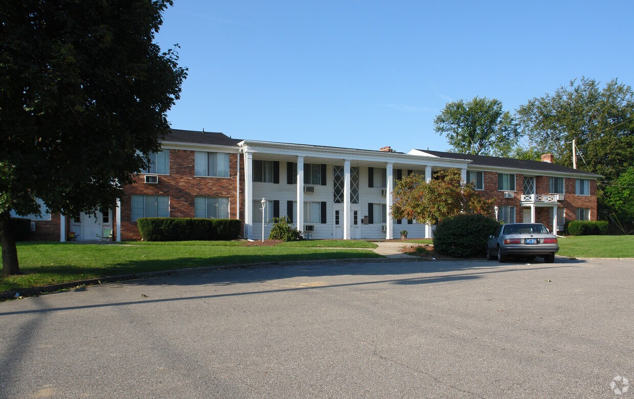 Country Club Manor Apartment Apartments in Lansing, MI