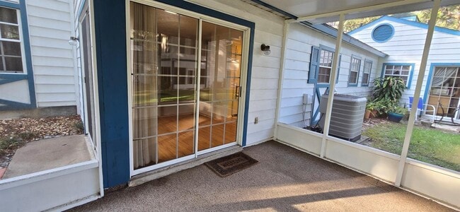 Foto del edificio - 7846 Midway Dr Terrace