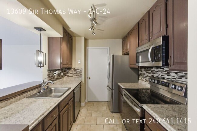 Foto del edificio - 13609 Sir Thomas Way