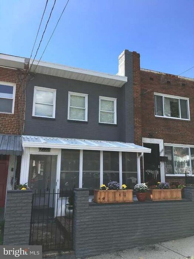 Building Photo - Spacious Townhome with Off Street Parking