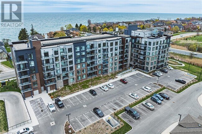 Photo du bâtiment - 600 N Service Rd