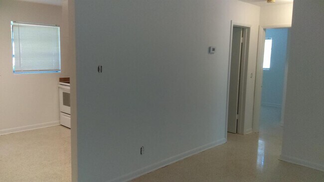 Foto del edificio - 828 Prosperity Farms Rd
