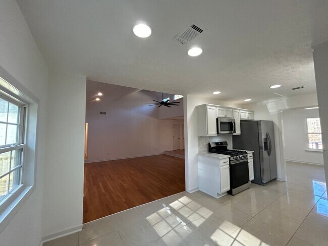 Building Photo - 165 Downing Court: Ranch Home with 3 BR/ 2...