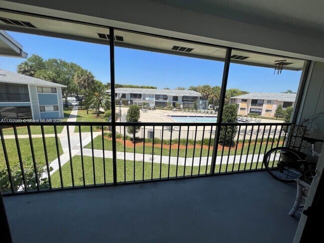 Foto del edificio - 9715 Hammocks Blvd