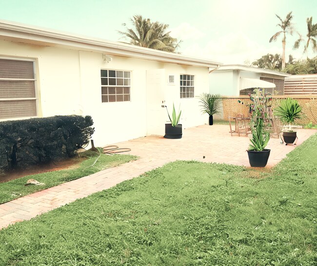 Private and Large back yard - 71 18th Ave S