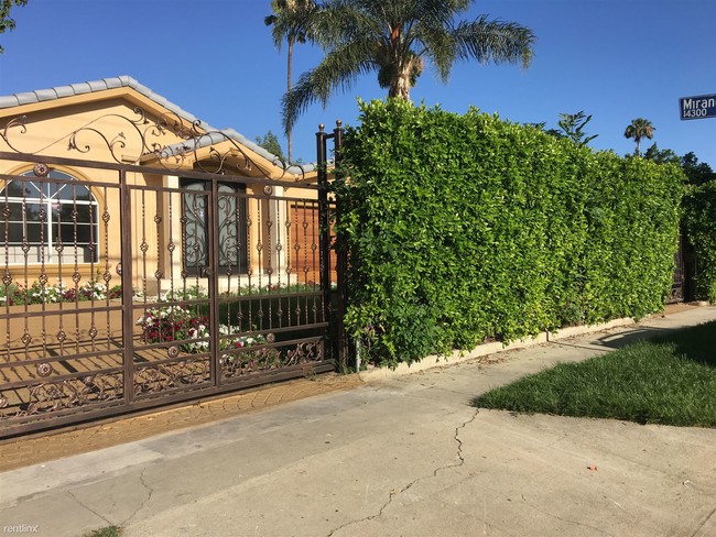 Building Photo - 5726 Tyrone Ave