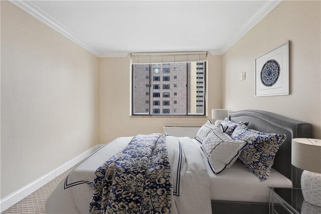 Building Photo - 700 E 8th St