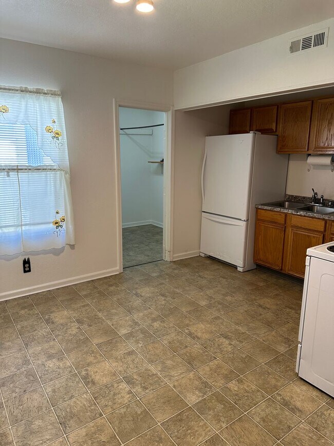 Building Photo - Charming 2 bedroom, 1 bathroom duplex in S...